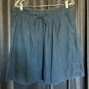 Fun and flirty pocketed denim mini!